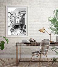 Load image into Gallery viewer, תמונה לקיר של בניין באנדורה בשחור לבן, פרינט להדפסה