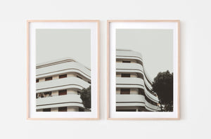 סט של שתי תמונות לקיר עם צילומי של בניינים בתל אביב בשחור לבן, פרינטים להדפסה