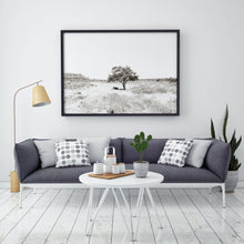 Load image into Gallery viewer, תמונת קיר אופקית של עץ בשדה בשחור לבן, פרינט להדפסה