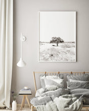 Load image into Gallery viewer, תמונת קיר של עץ בשדה בשחור לבן, פרינט להדפסה