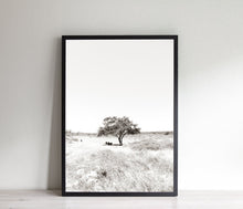 Load image into Gallery viewer, תמונת קיר של עץ בשדה בשחור לבן, פרינט להדפסה